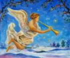 Ангел играет на трубе на фоне зимнего